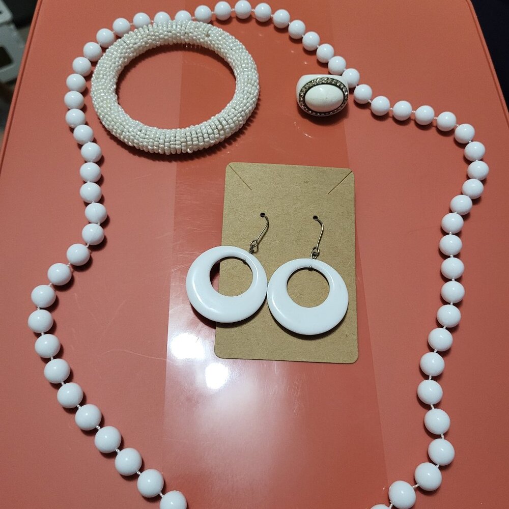 Lot 2 - Jewerly Bundle (24 Pieces)